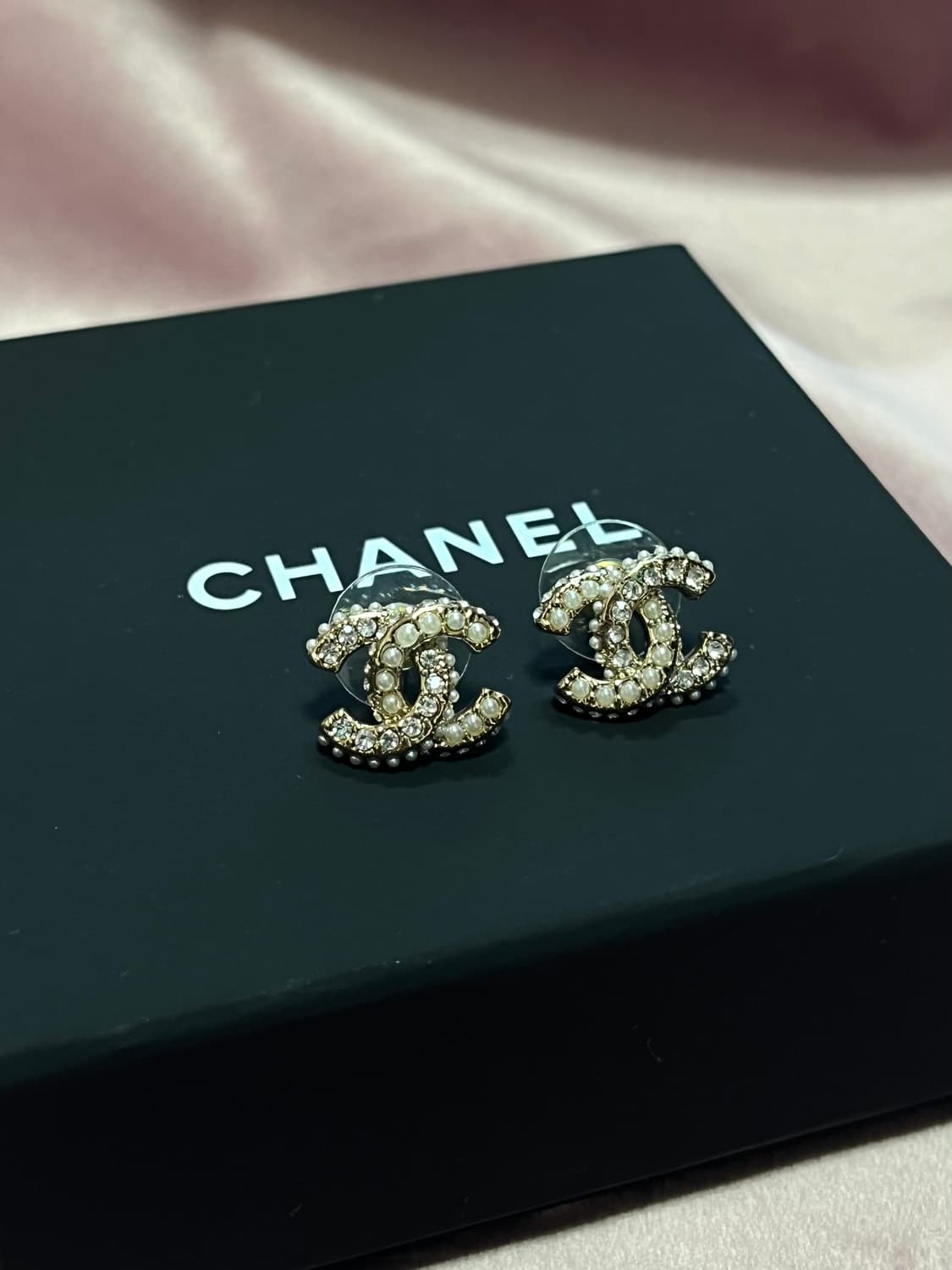 샤넬 정품 업사이클링 CC 로고 크리스탈 진주 귀걸이 상품이미지3