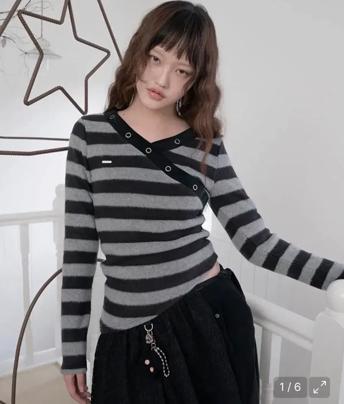 허그유어스킨 스트라이프 브이넥 니트 탑 (그레이 블랙) 상품이미지1