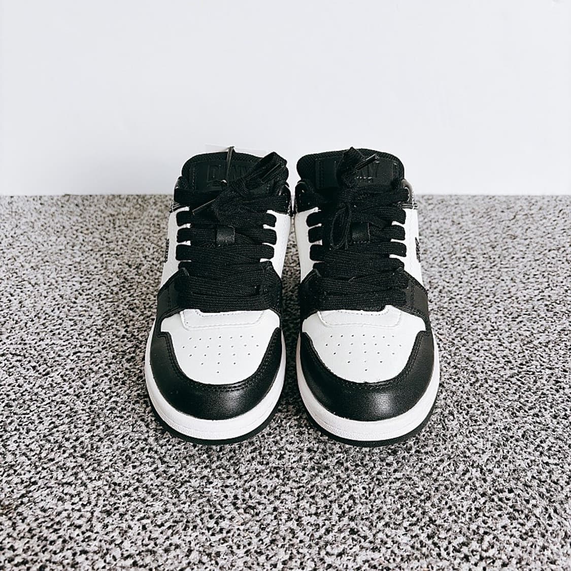 (정품/새상품) DKNY 공용 화이트 블랙 범고래 스니커즈 상품이미지1