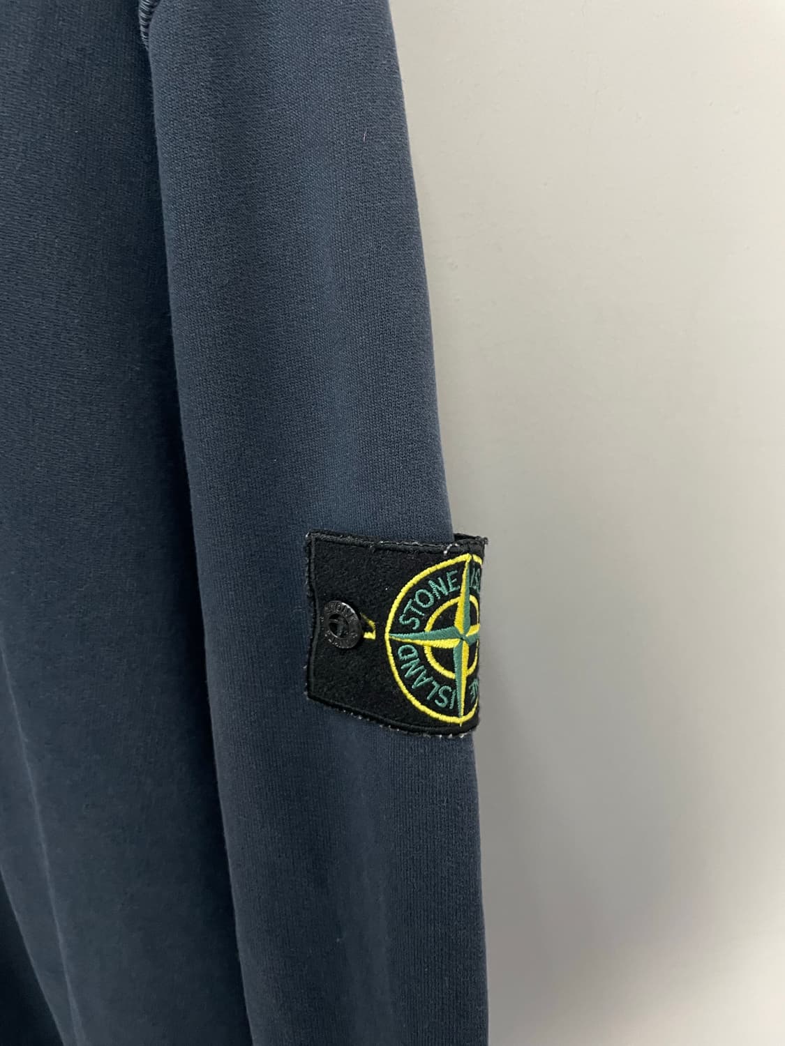 스톤아일랜드 와펜로고 네이비 맨투맨 H2562 상품이미지3