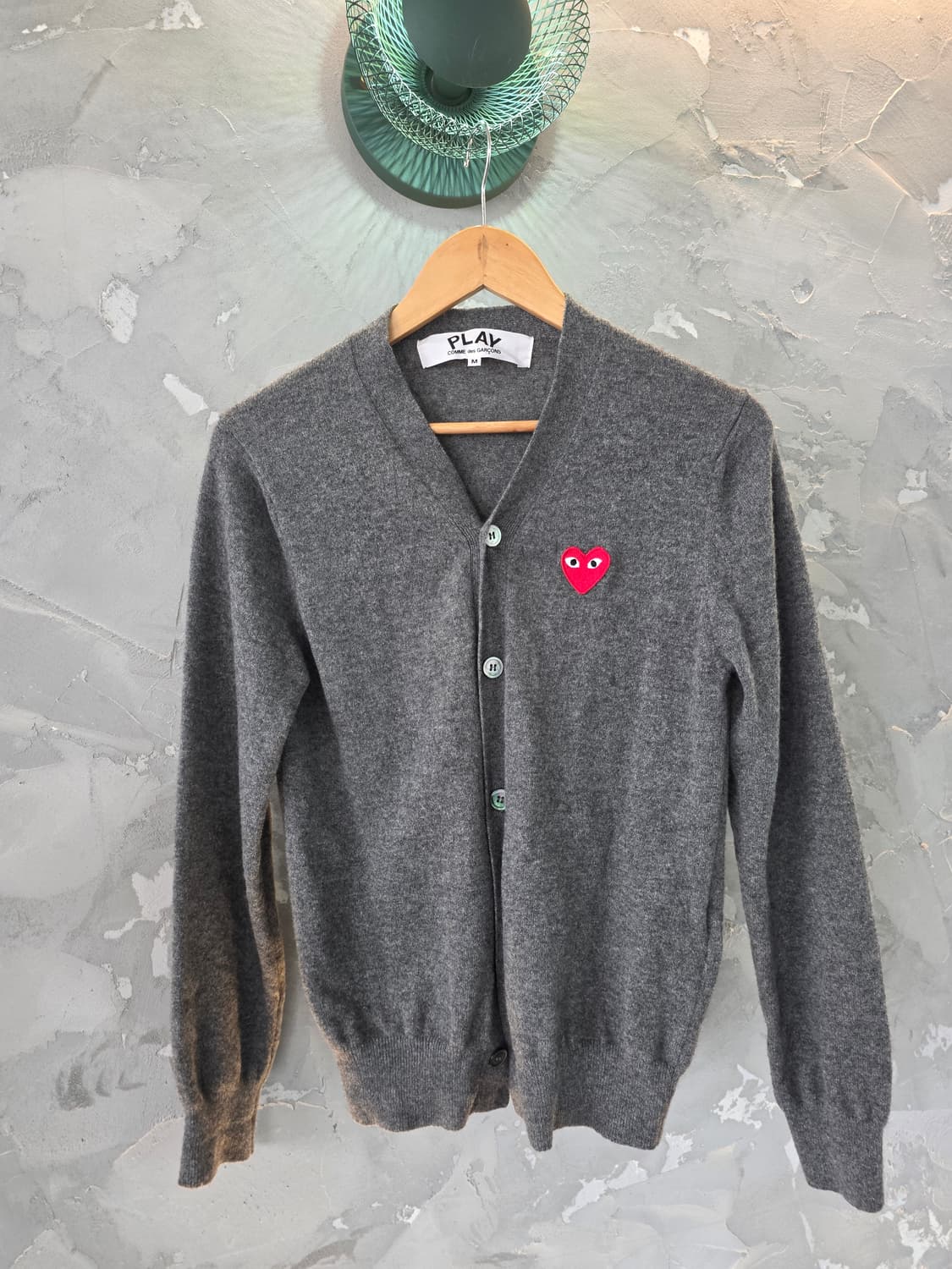 꼼데가르송 플레이 라인의 그레이 가디건  M 상품이미지1