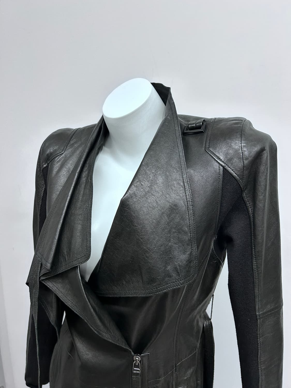 드레이프 카라 고딕 레더 코트 상품이미지5