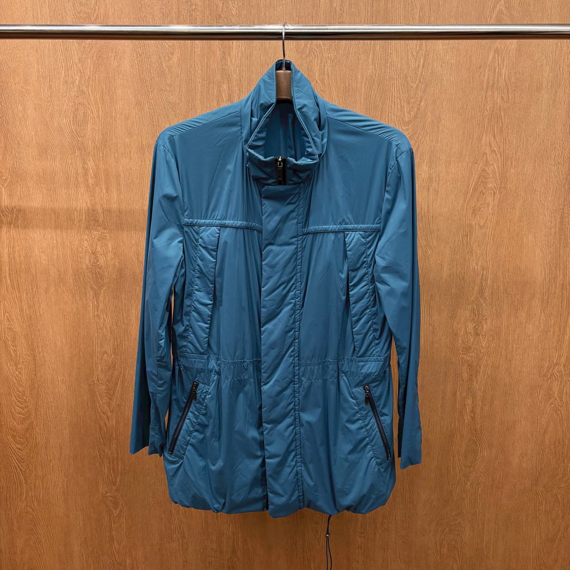 랑방 콜렉션 하이넥 라이트 집업 점퍼 드로우 스트링 디테일 블루 상품이미지2