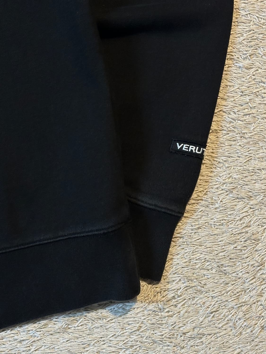 희귀) 베루툼 VERUTUM 로고 맨투맨 블랙 상품이미지3