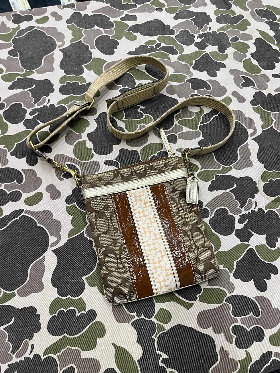 코치 모노그램 미니 크로스백 상품이미지1