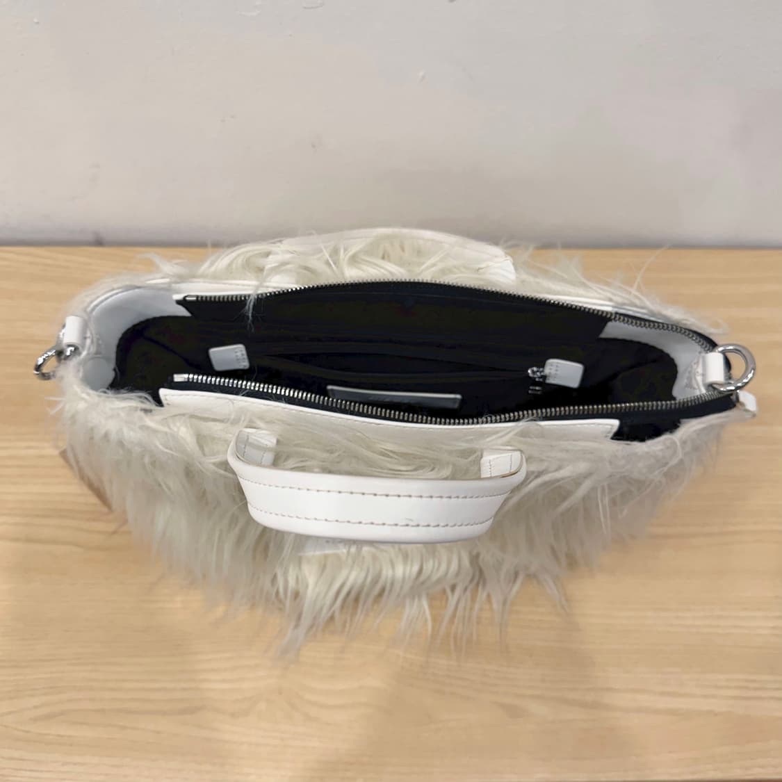 디젤 미니 토트 숄더백 퍼 텍스처 더블핸들 지퍼 디테일 아이보리 상품이미지5