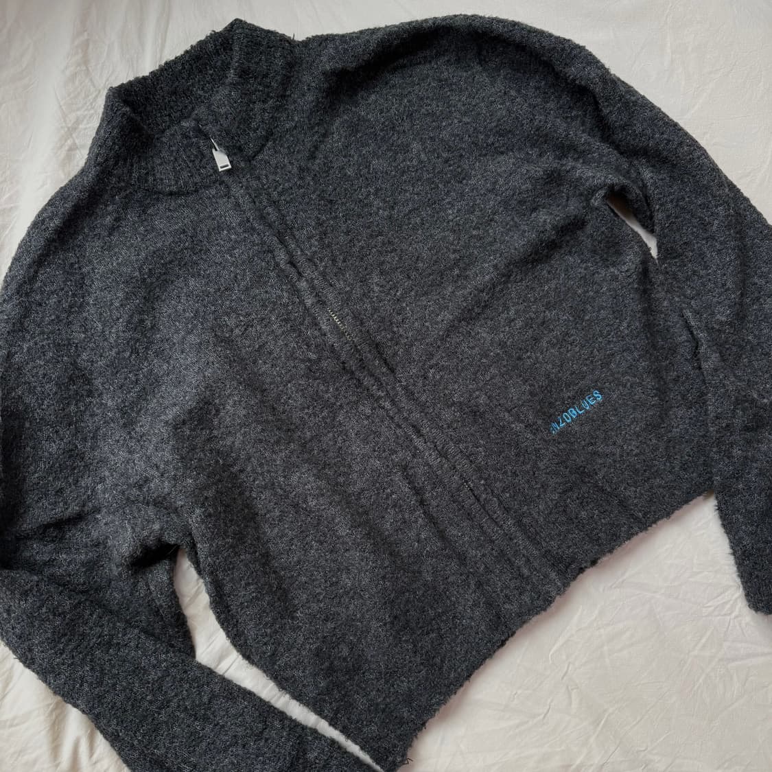 엔조블루스 부클 크롭 니트 집업 차콜 상품이미지1