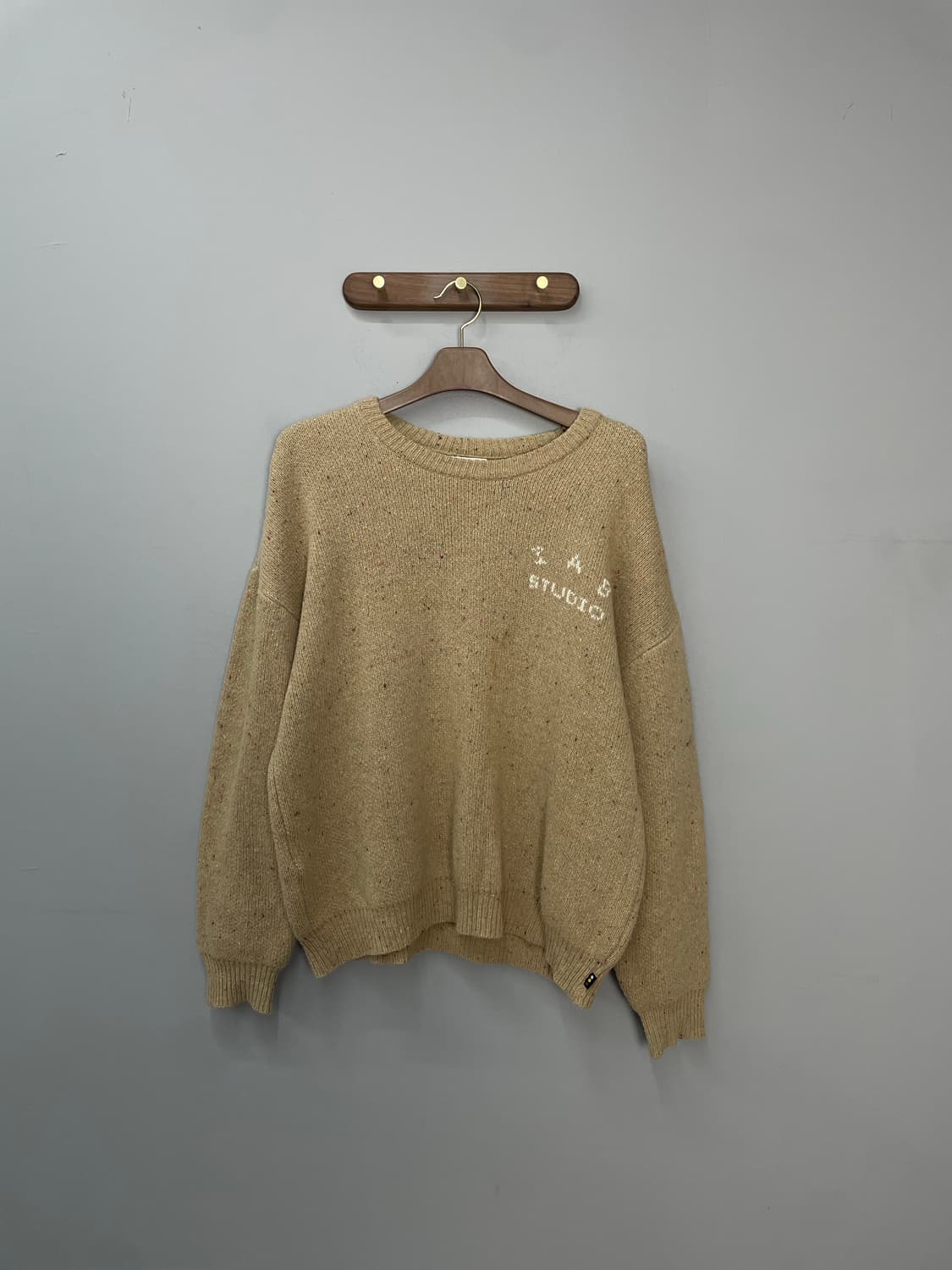 아이앱 스튜디오 x 새들러 하우스 니트치즈 스웨터 H1193 상품이미지3