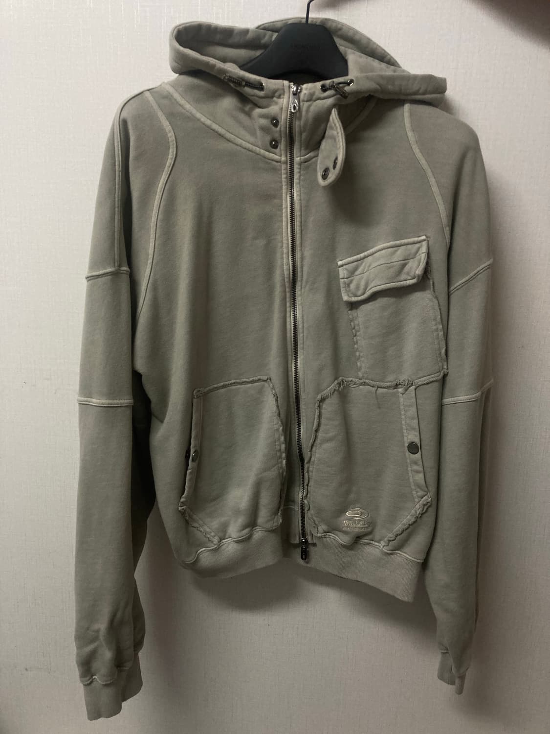 트래블) 쓰리 포켓 하이넥 피그먼트 후드 집업 자켓 스카이 그레이 상품이미지2