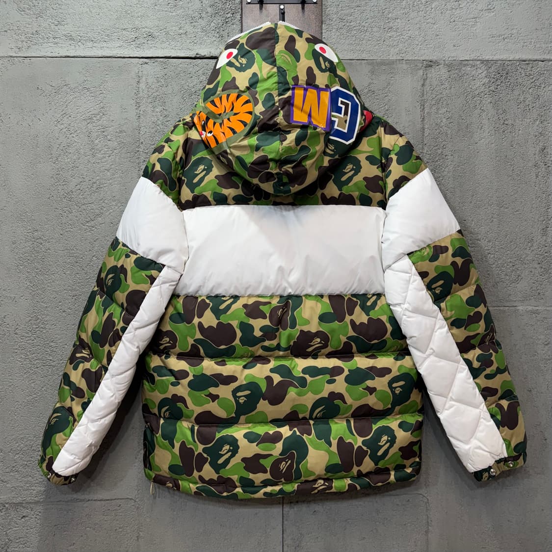 아디다스 x 베이프 샤크 카모 다운 패딩 (XL)  상품이미지5