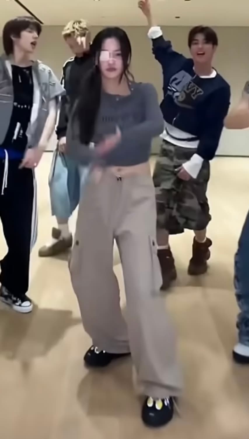 (아일릿 이로하 착용) W CARGO WIDE PANTS D/BEIGE 상품이미지4