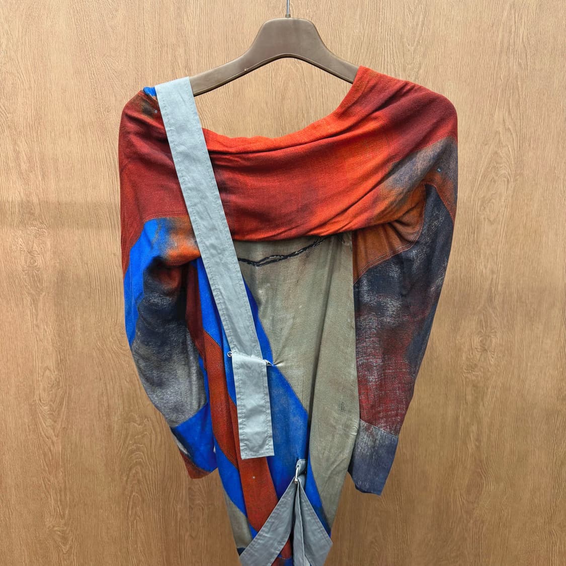 비비안웨스트우드 오프숄더 롱 원피스 컬러 프린트 패턴 스트랩 디테일 상품이미지4