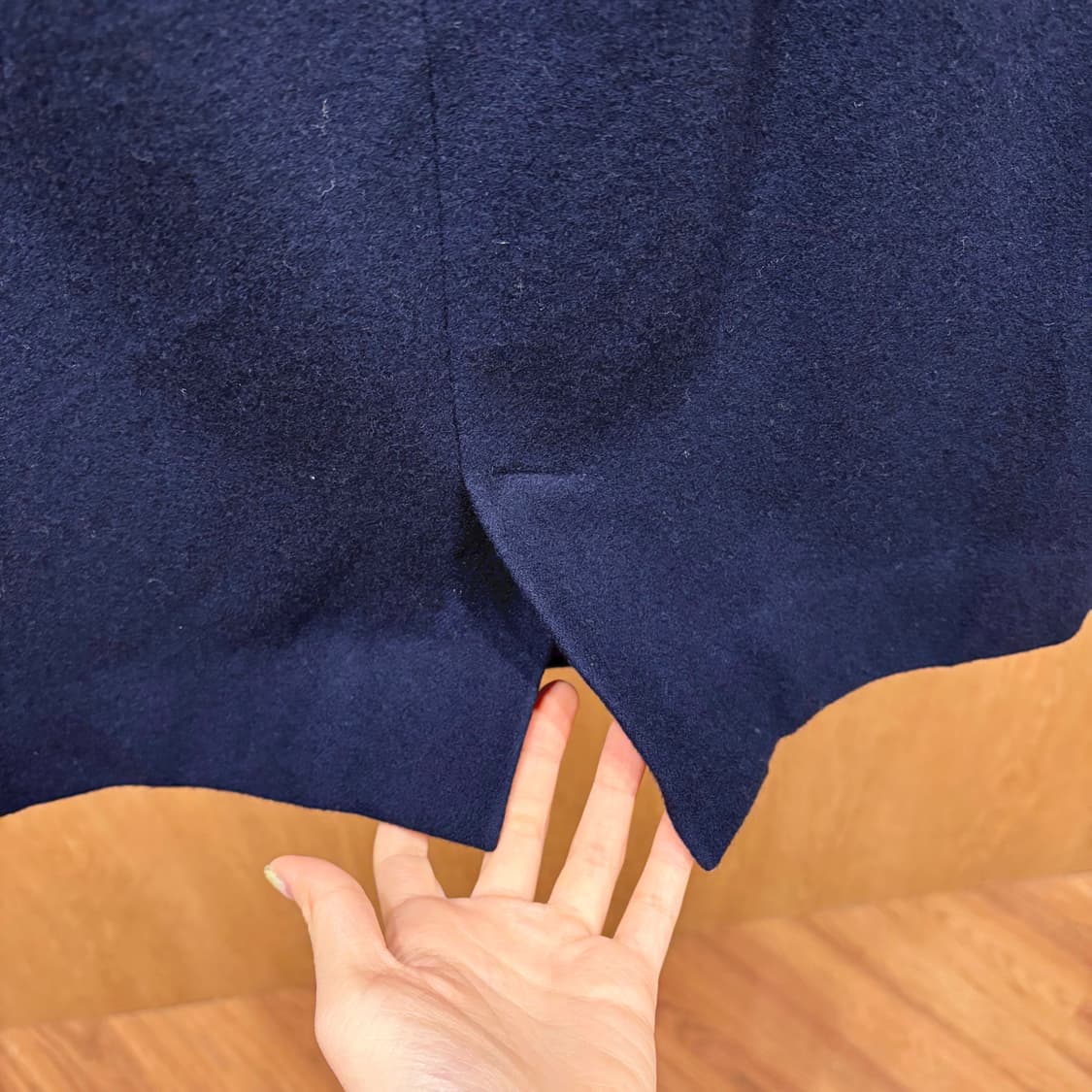 꾸레쥬 미디 스커트 절개 스터드 장식 백 슬릿 디테일 H라인 네이비 상품이미지6