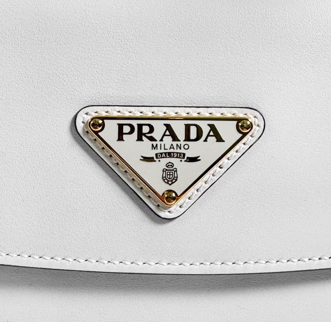 프라다 여성 아르케 삼각로고 플랩 레더 숄더백 화이트 1BD365 상품이미지6
