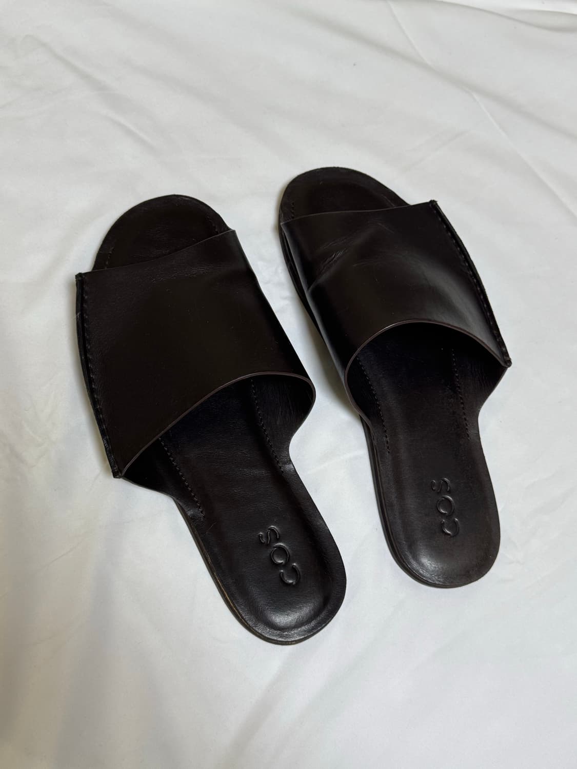 코스 leather slide 다크브라운 44 상품이미지1