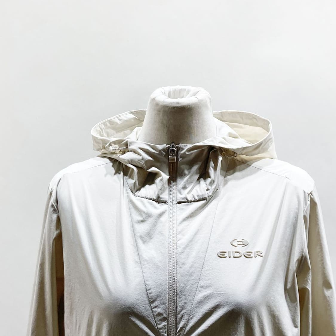 아이더 2025 여성후드 바람막이집업 S  상품이미지2