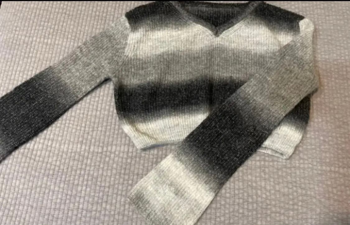 에이블리 그라데이션 브이넥 크롭 니트 상품이미지1