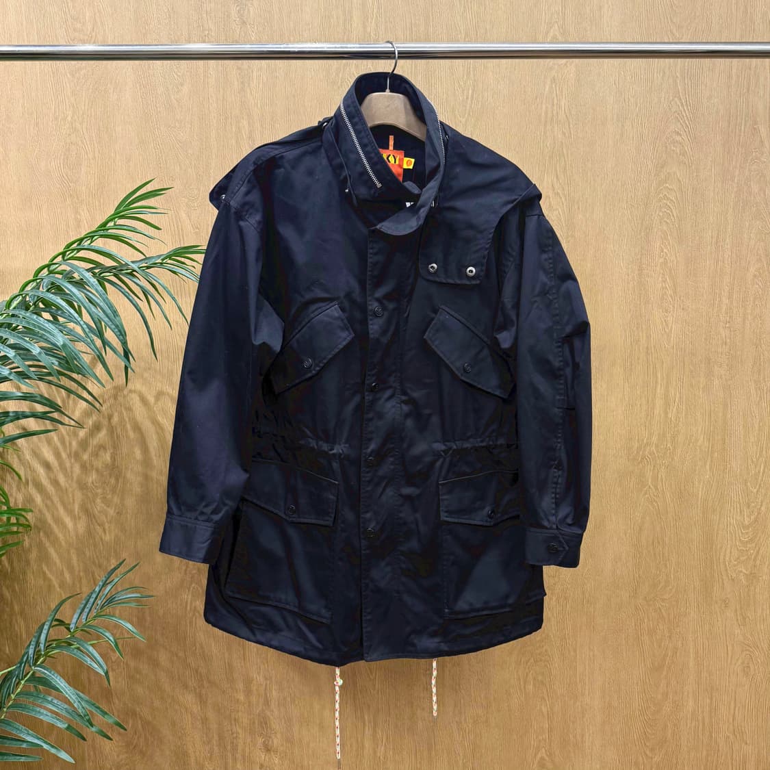 럭키슈에뜨 코튼 아웃도어 후드 자켓 플랩 포켓 스트링 디테일 블랙 상품이미지1