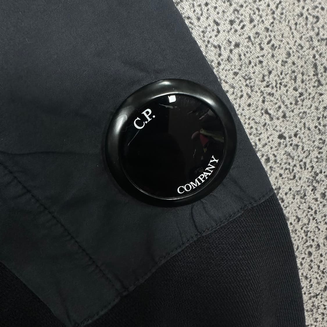 ✨ (바배) CP 컴퍼니 20ss 포켓 렌즈 블랙 맨투맨  상품이미지3