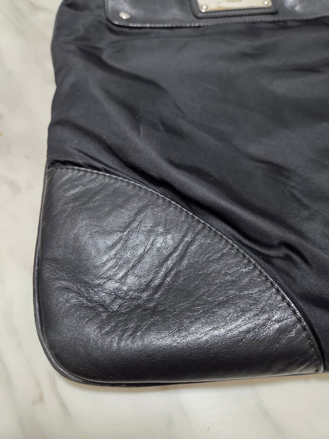 돌체앤가바나 가죽디테일 빅 플레이트 크로스백 상품이미지4