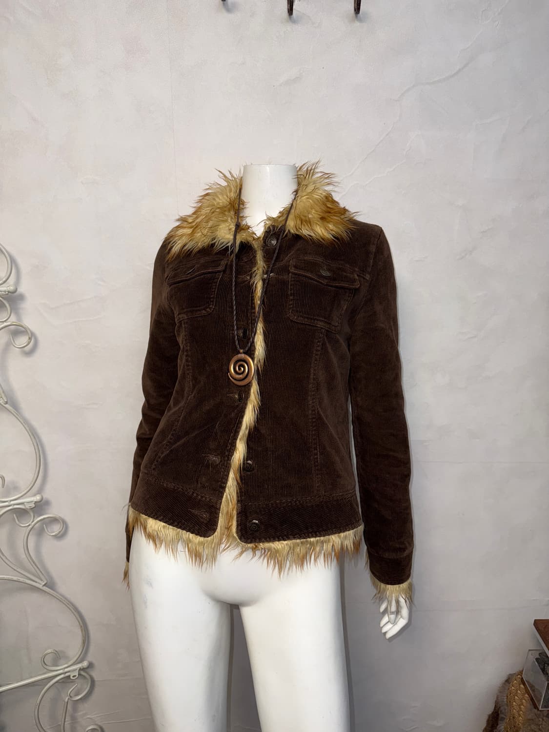 Brown corduroy fur trimmed button jacket 상품이미지4
