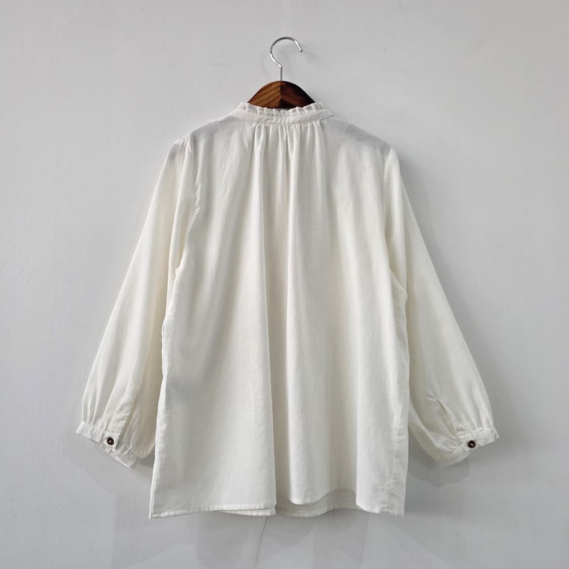 내추럴 아이보리 프릴넥 코튼 블라우스 상품이미지2