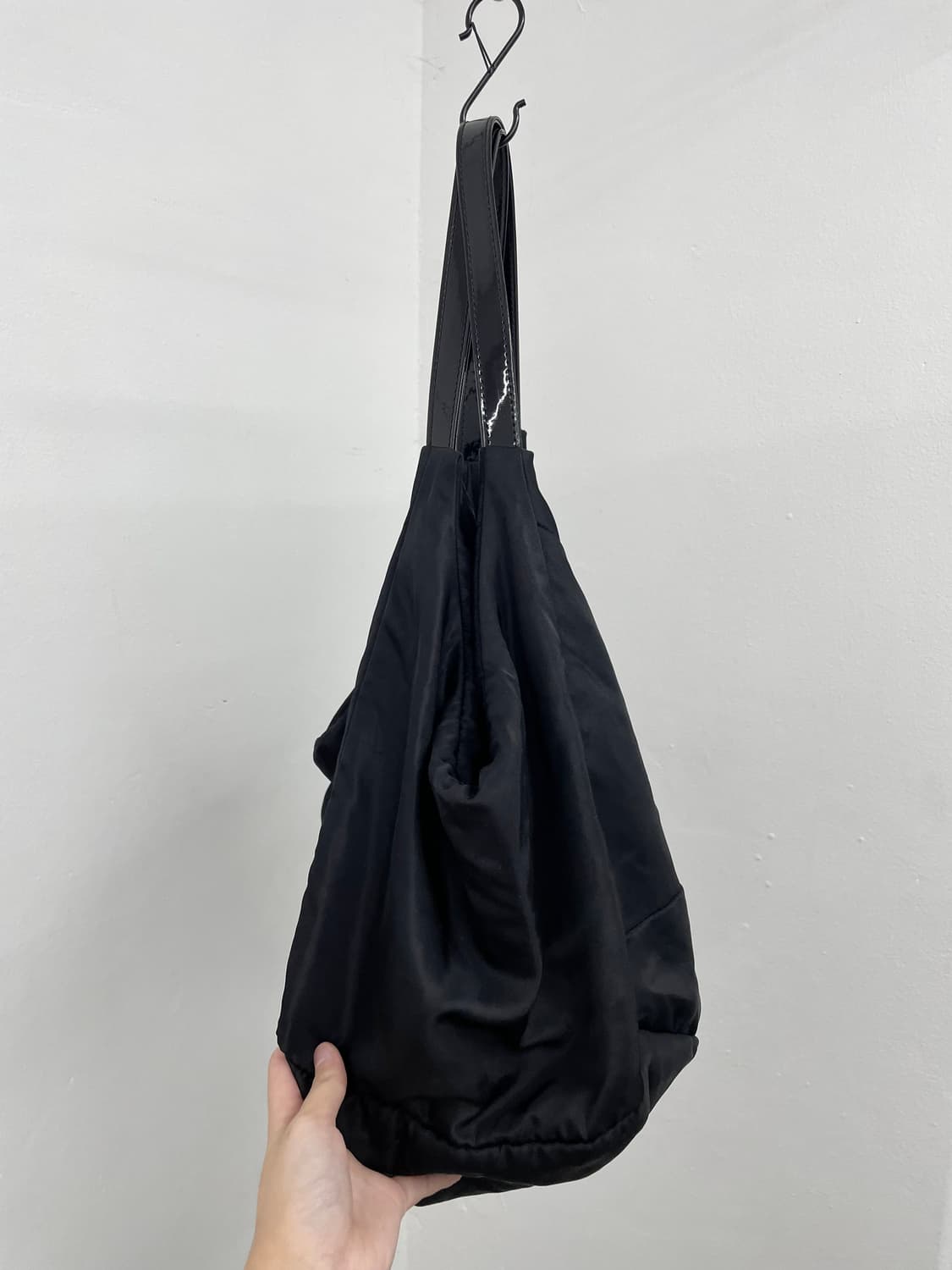 블랙 나일론 절개 호보백 상품이미지5