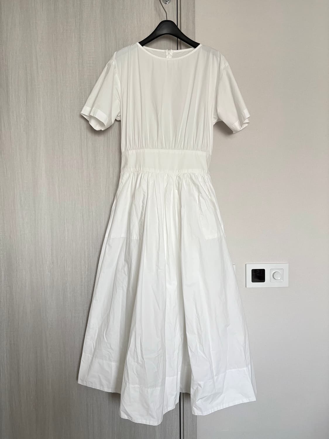 비애브선트마인디드 화이트 반팔 롱원피스 상품이미지5