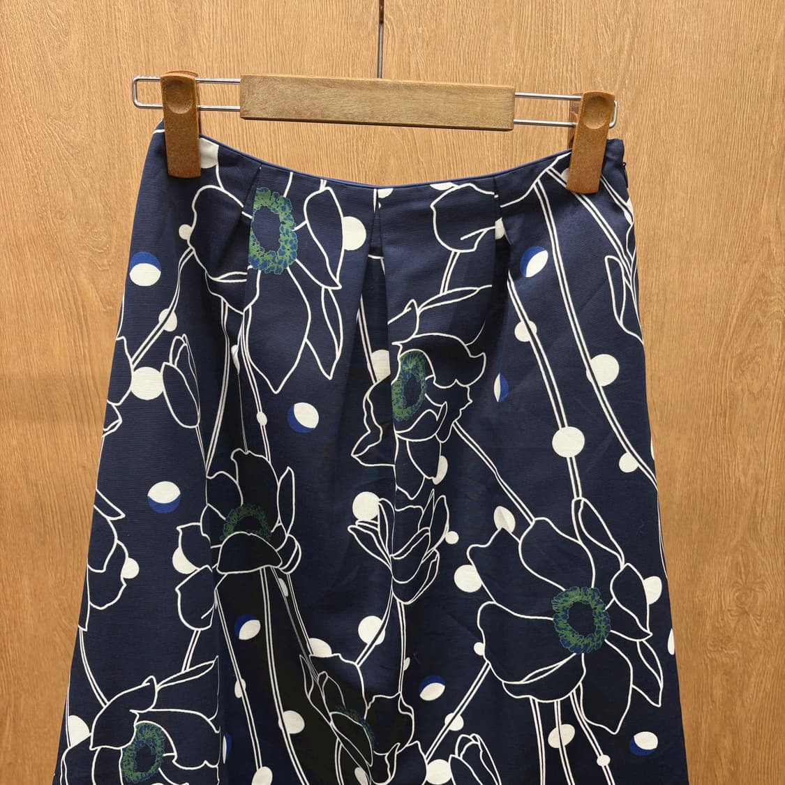 맥퀸토시 필로소피 미디 스커트 플로럴 패턴 디테일 플레어핏 다크 네이비 상품이미지4