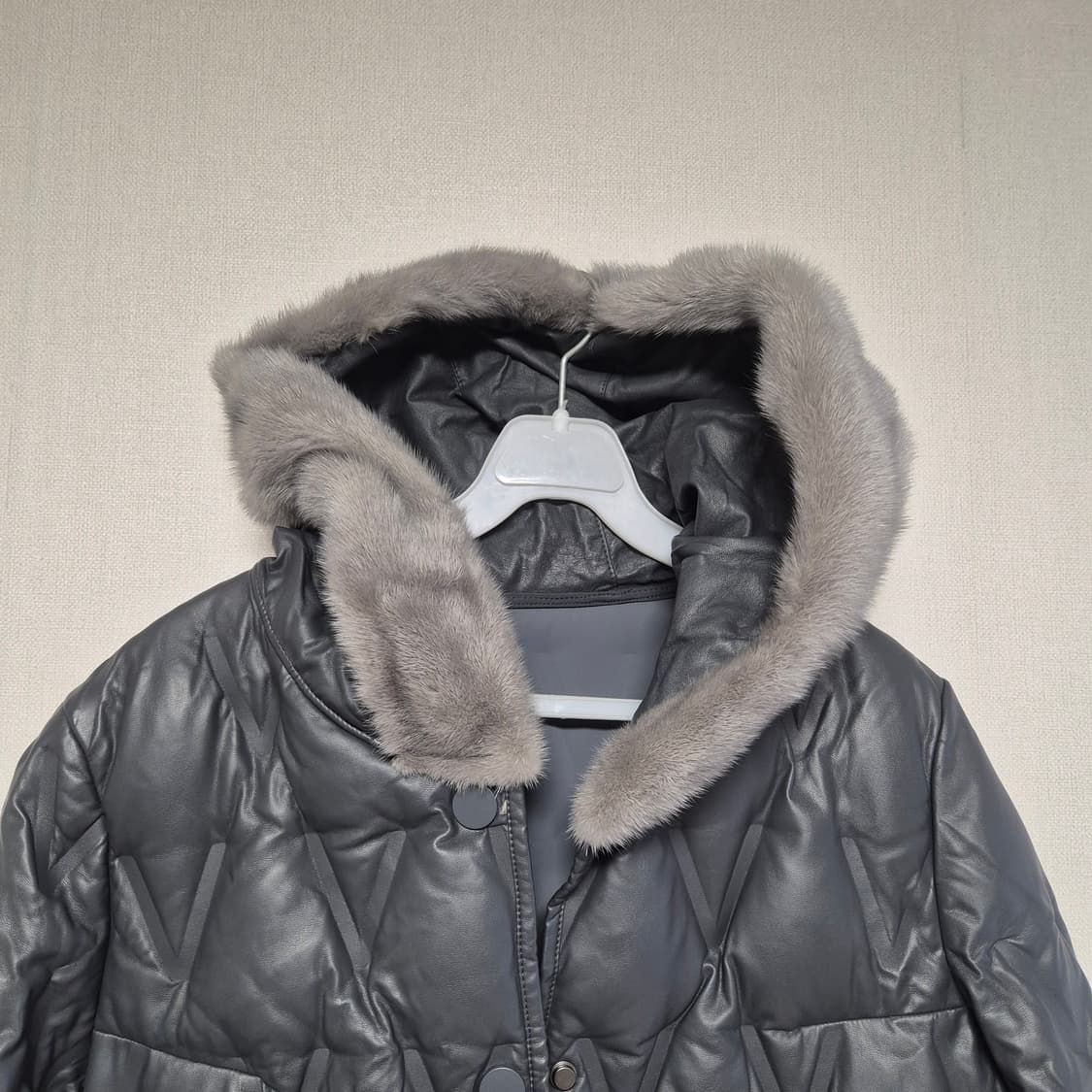 케이시팍 밍크 후드 퀼팅 인조가죽 롱패딩 상품이미지2