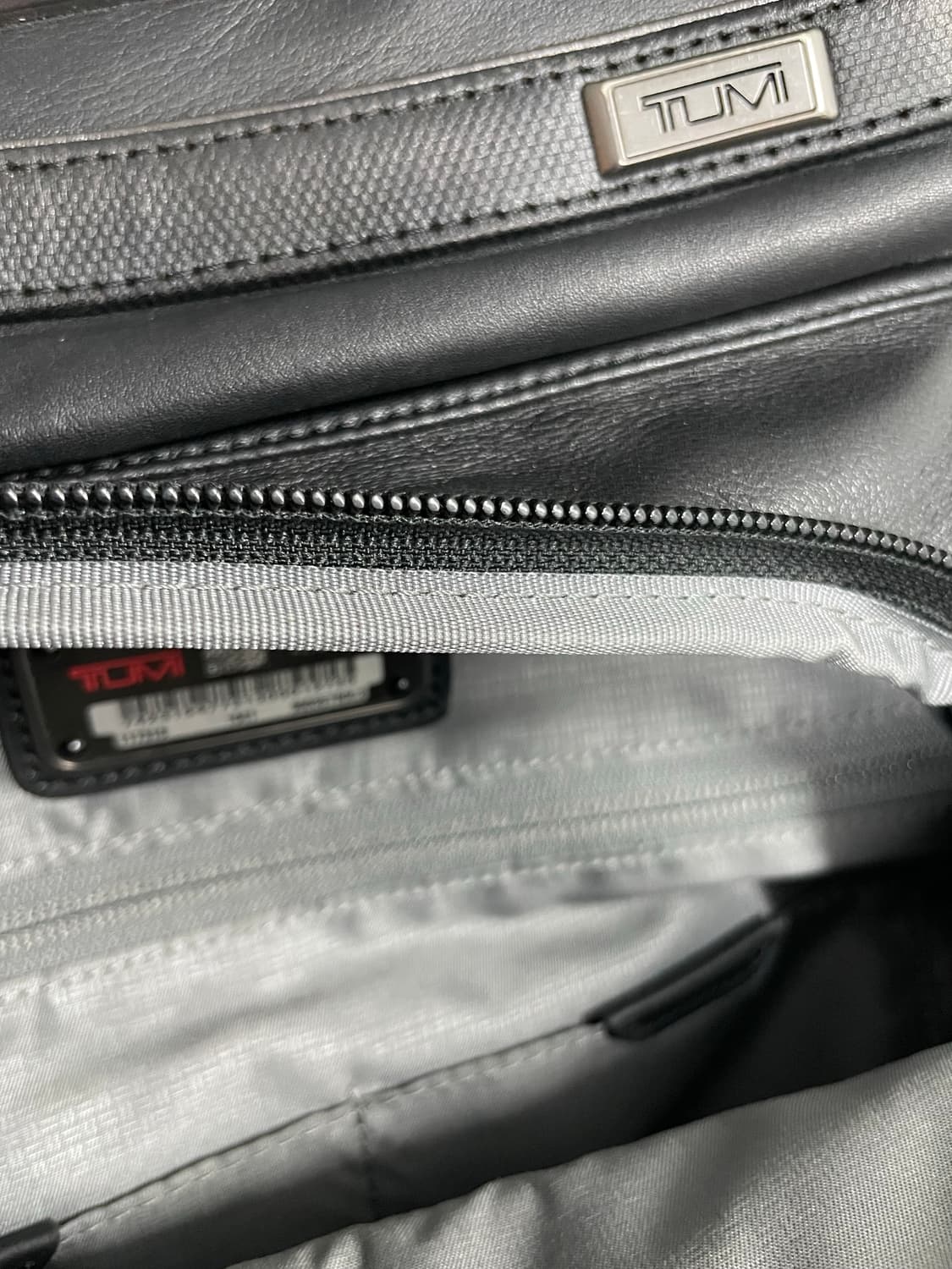 투미 알파3 티패스 가죽 백팩 블랙 상품이미지8