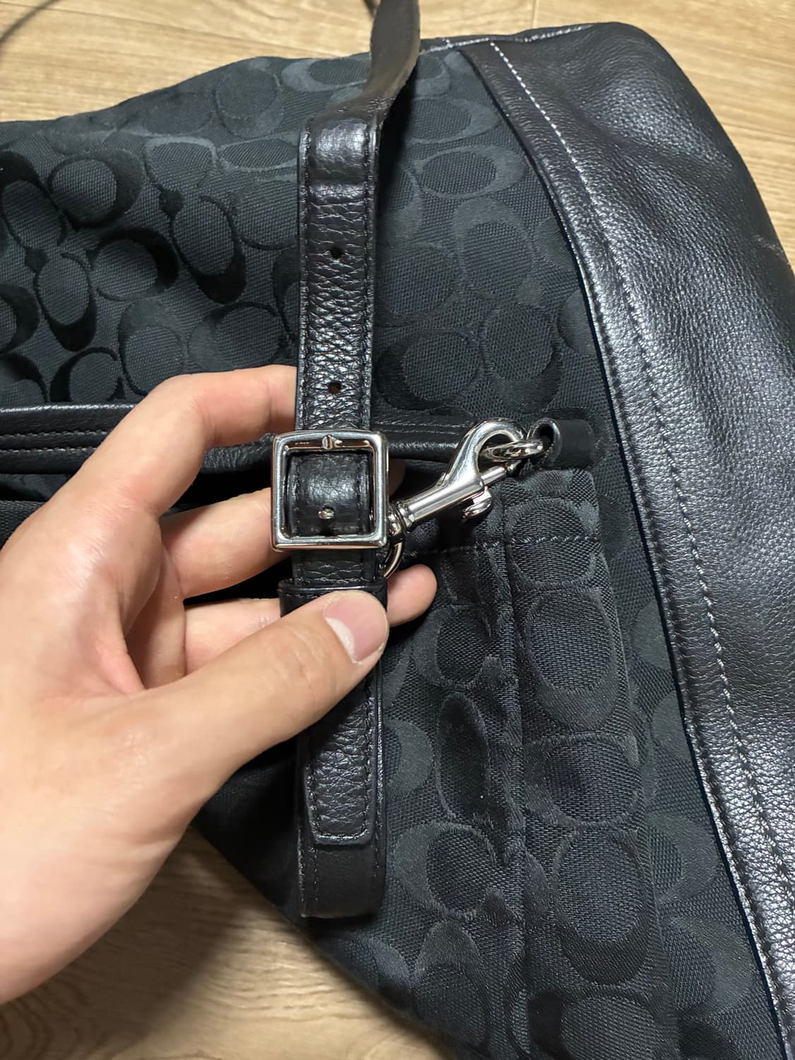 코치 시그니처 크로스 숄더백 블랙 상품이미지3