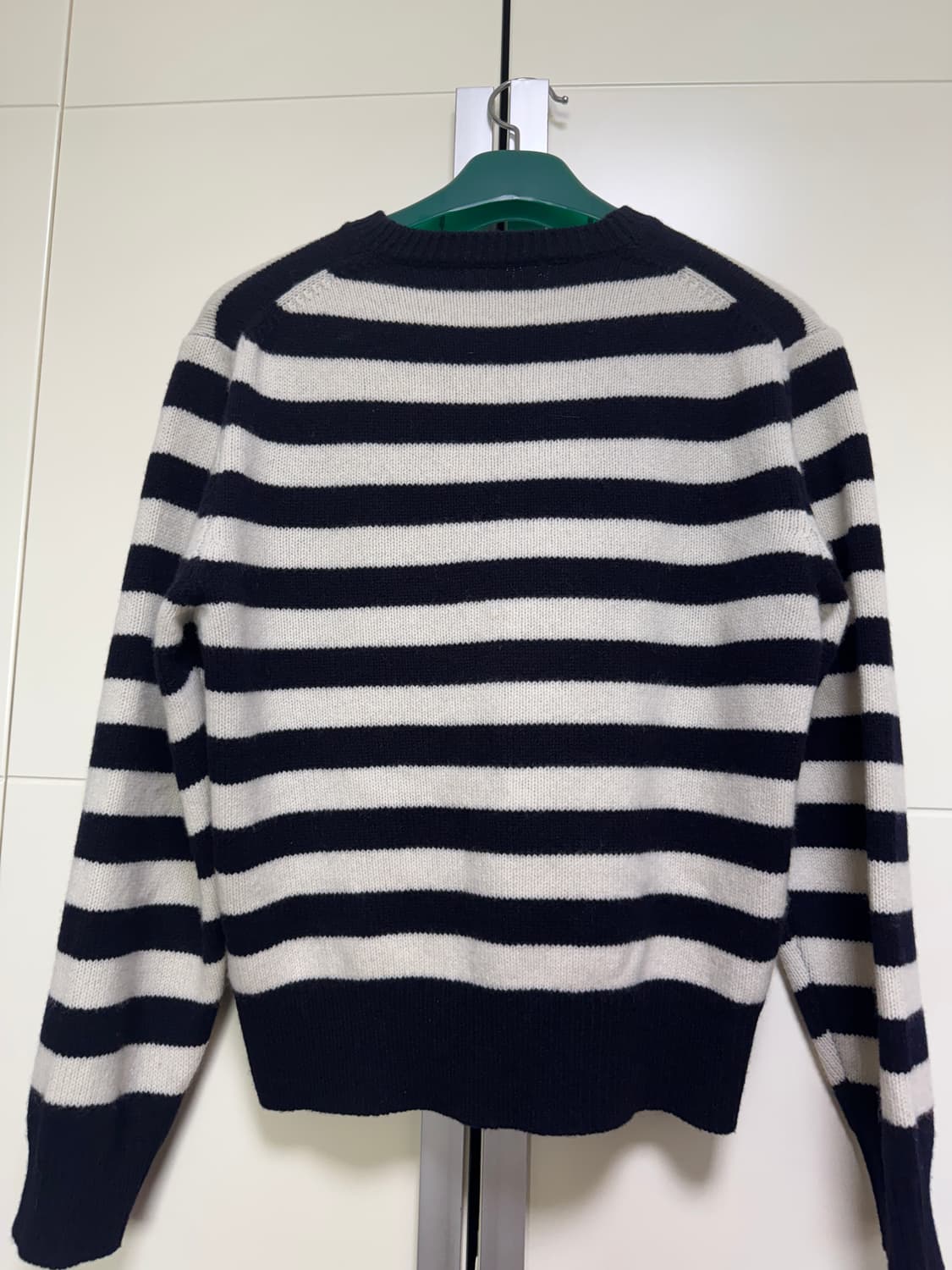 스포티앤리치 블랙앤화이트 스트라이프 크루넥 스웨터 상품이미지3