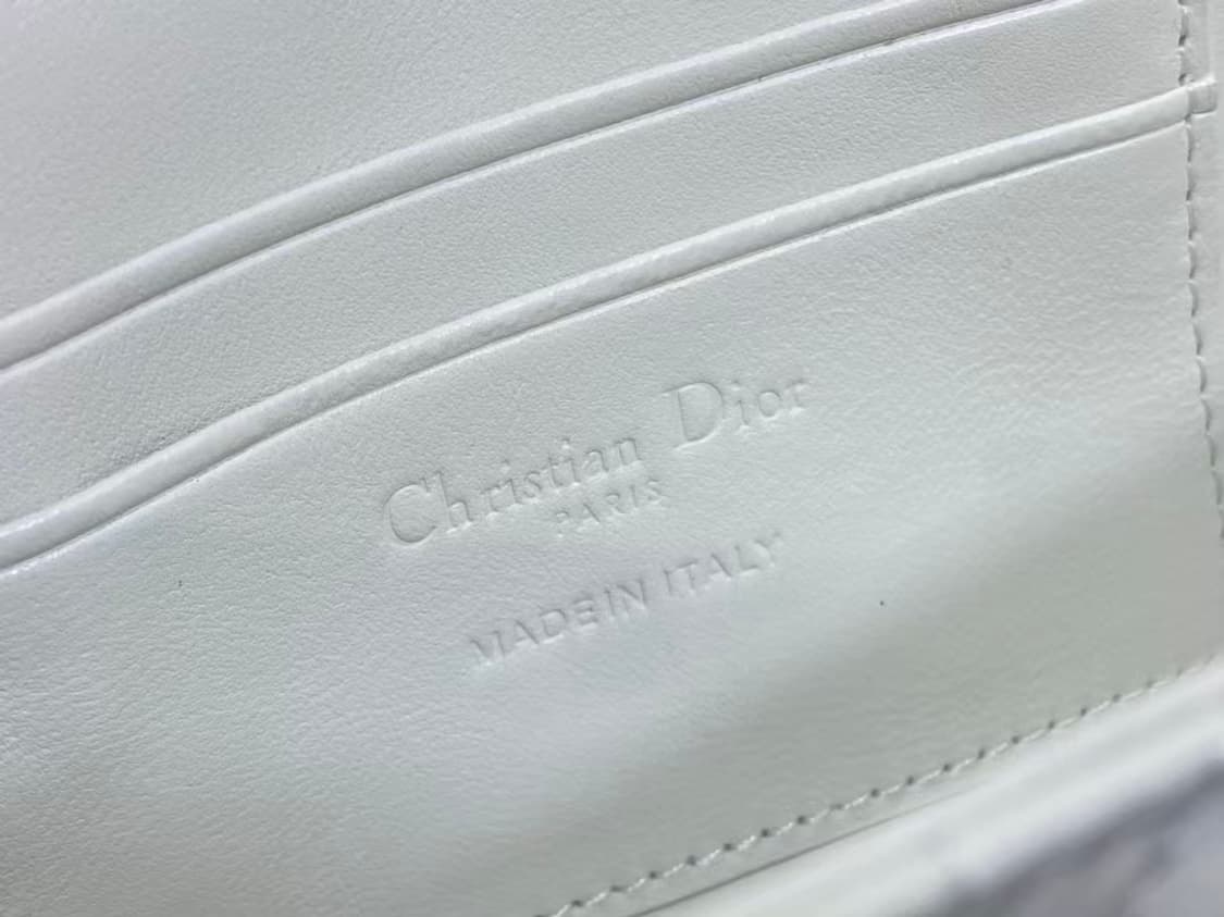 디올 크로스 백시그니처 넝쿨 체크로 클래식한 레터링 참장식
 상품이미지5