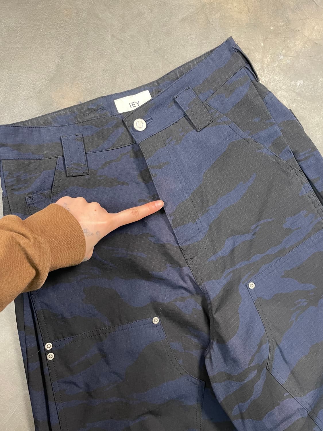 IEY 카모 더블니 카펜터 팬츠 상품이미지4