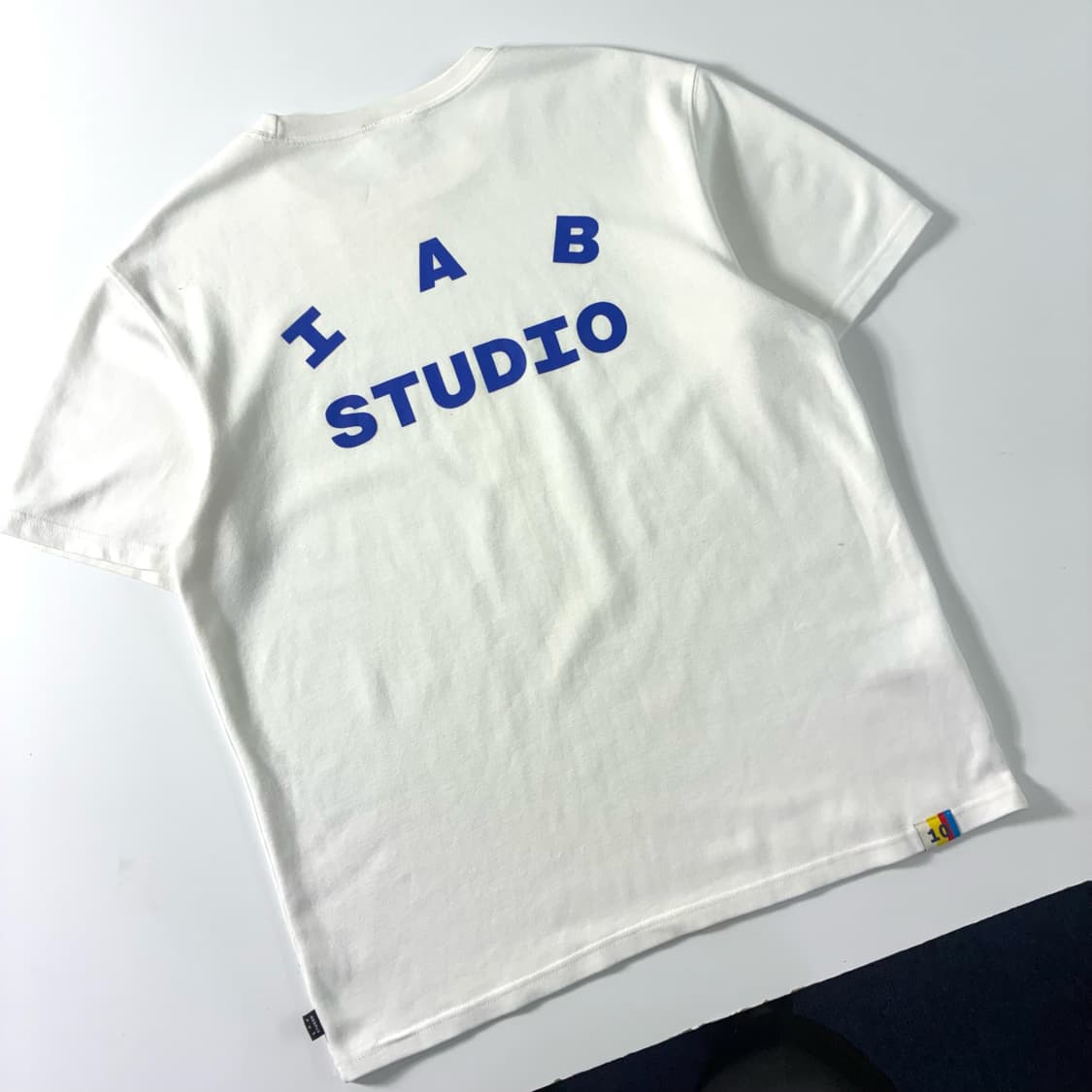 IAB studio  아이앱스튜디오 스펠아웃 로고 화이트 반팔티  상품이미지1