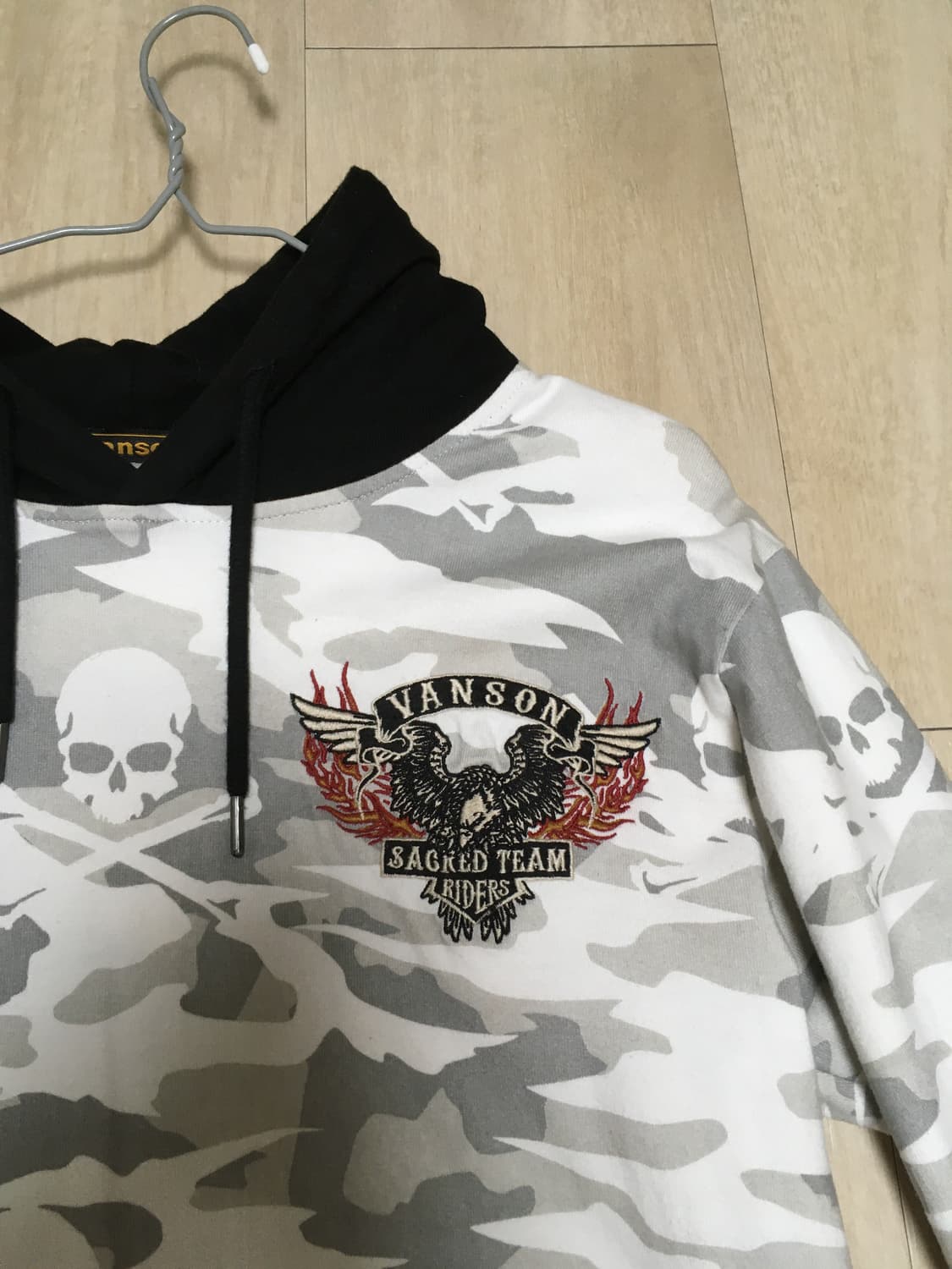 밴슨 스컬카모 자수 후드 롱슬리브 상품이미지3