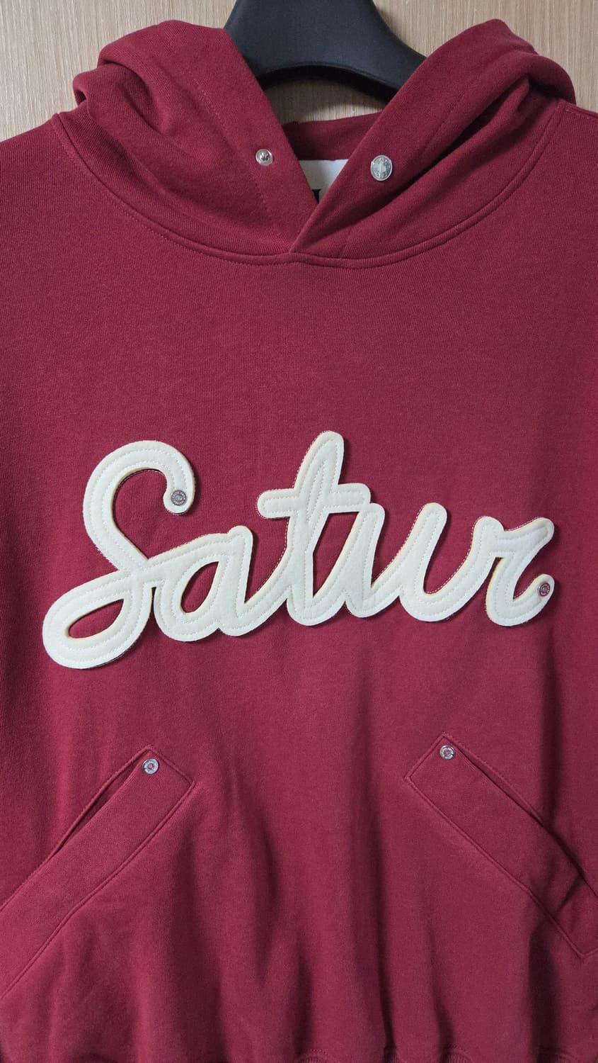 (착샷) 세터 아플리케 리벳 후드 버건디 satur 상품이미지3