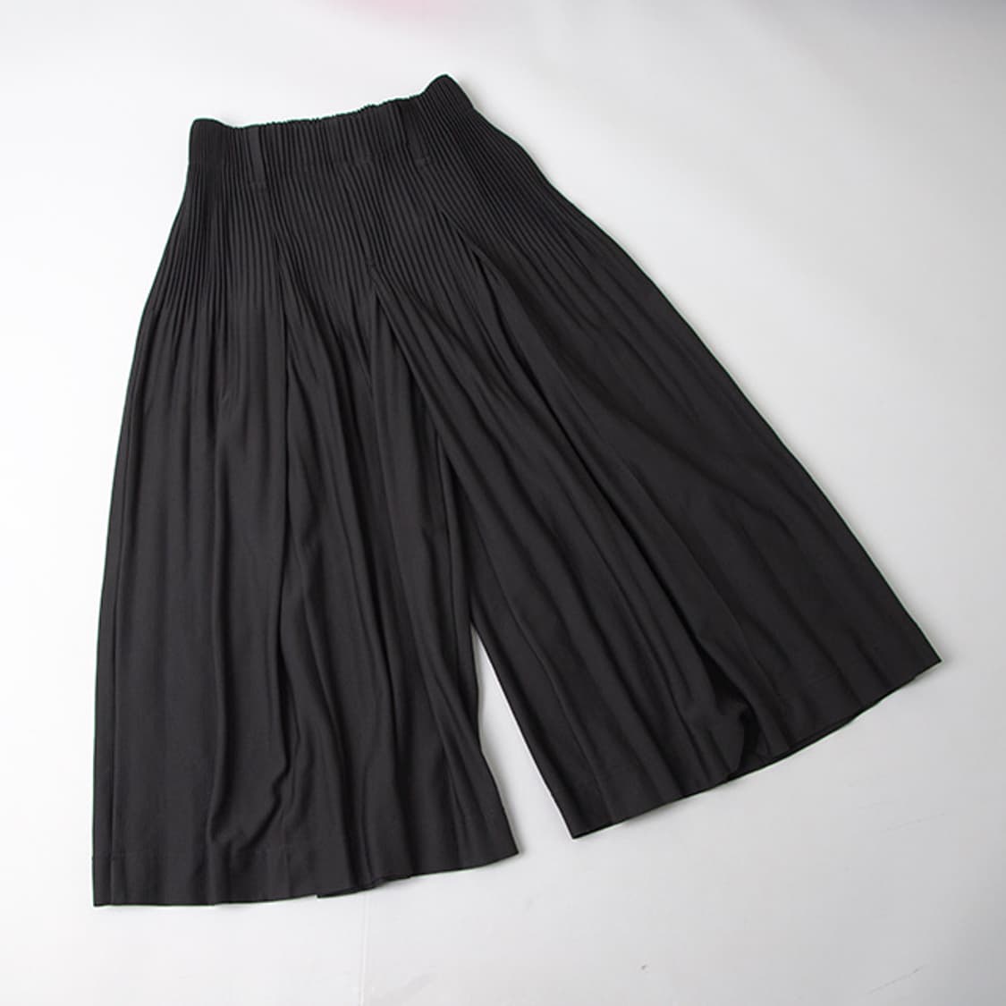 [3] 옴므플리세 크롭 플러피하카마 블랙 팝니다 상품이미지2