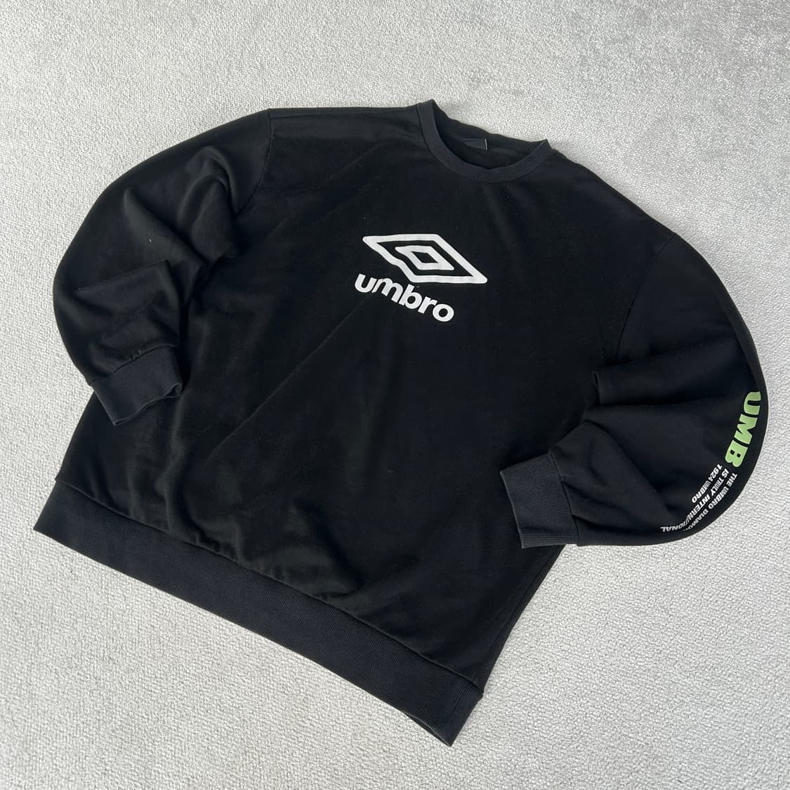 엄브로 블랙 맨투맨 110 상품이미지1