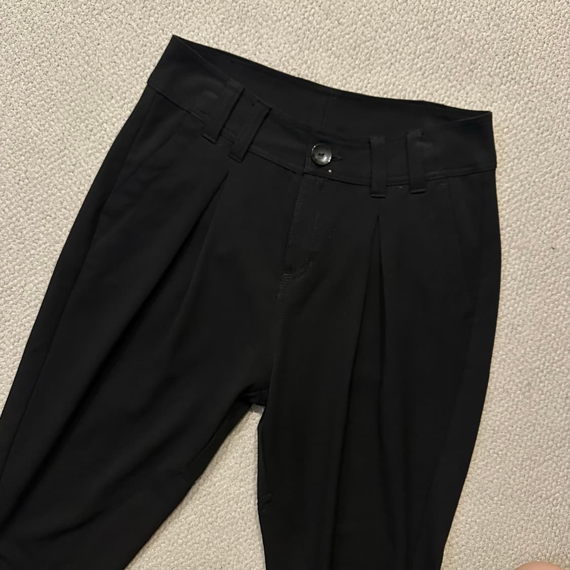버튼 디테일 투턱 카프리 팬츠 상품이미지4