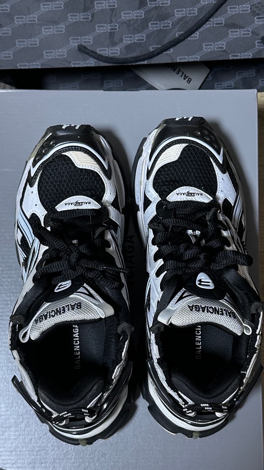 발렌시아가 뉴러너 스니커즈 블랙 및 화이트 상품이미지2