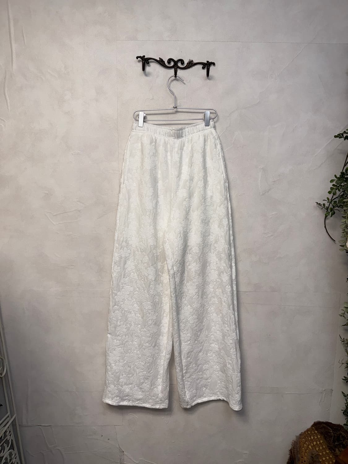 White jacquard embossed flower pants 상품이미지1