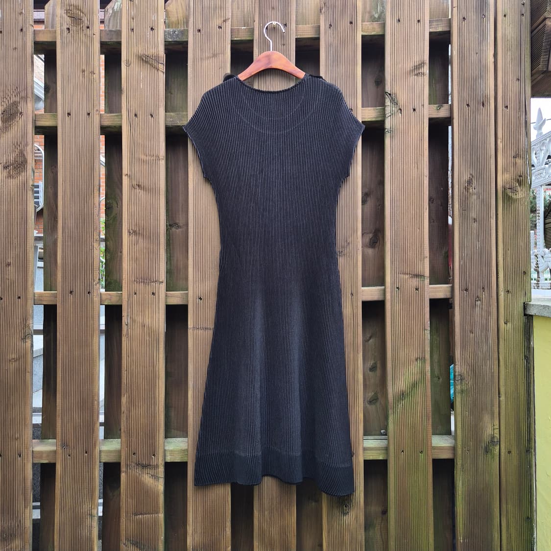 스피치오 블랙 플리츠 페탈 넥 원피스 상품이미지2