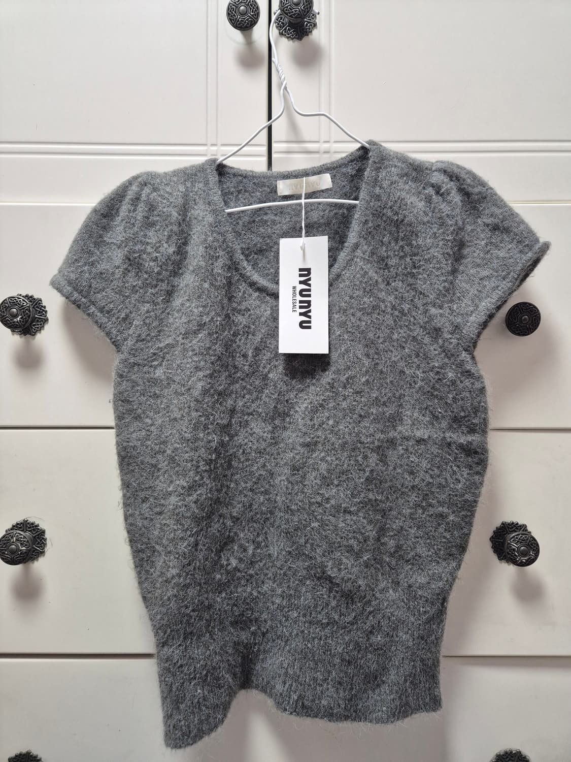 뉴뉴 NYUNYU 차콜 반팔 니트 상품이미지1