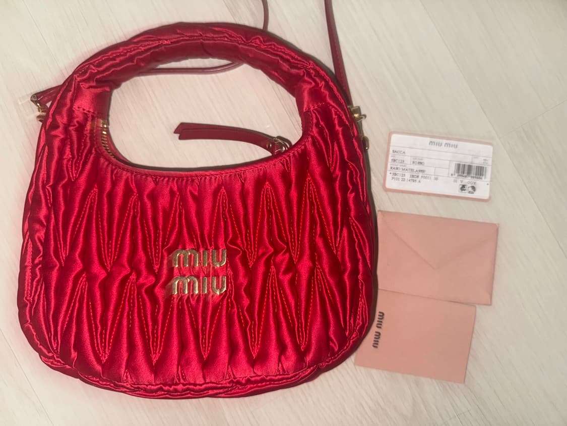 미우미우 마테라쎄 호보백 레드 상품이미지1