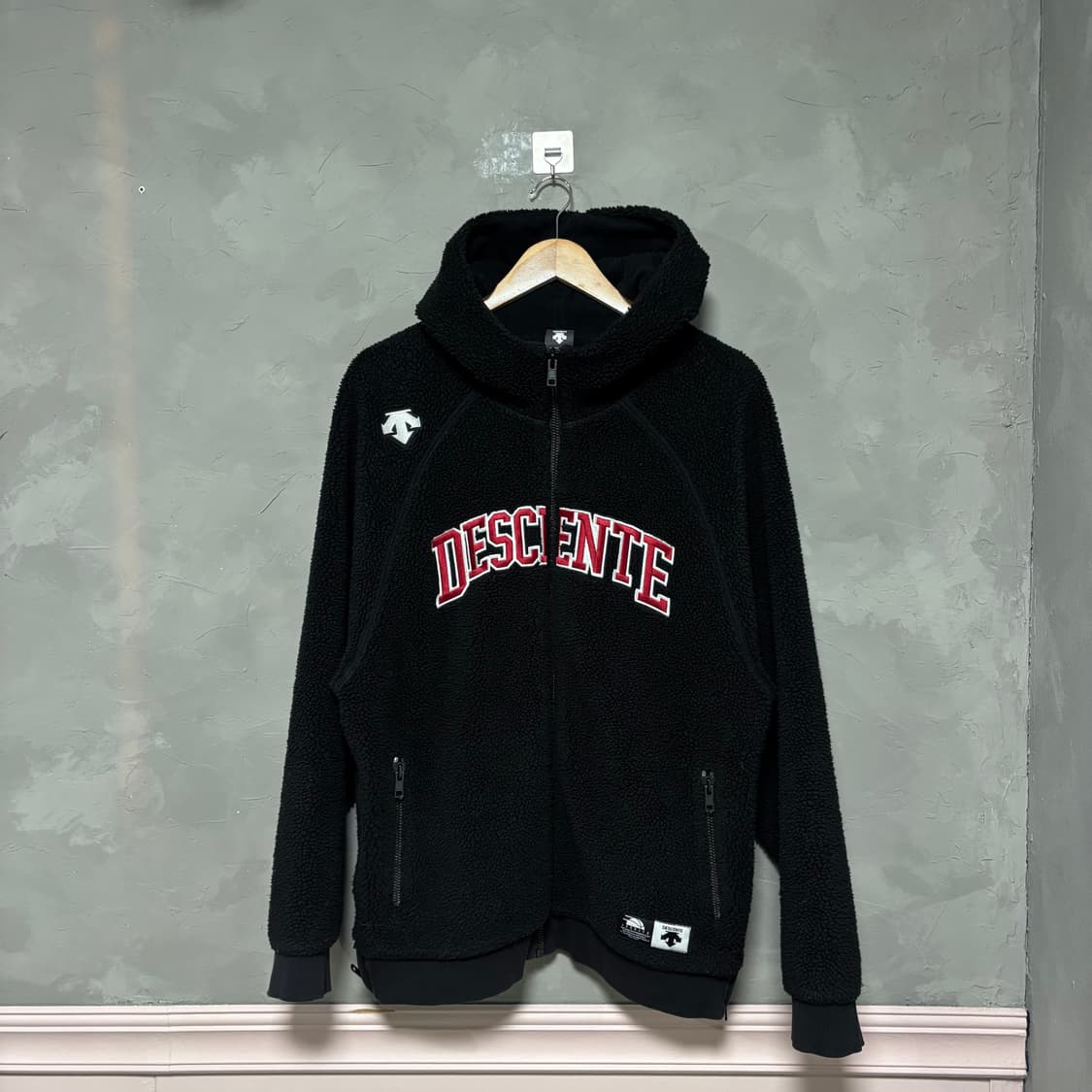 데상트 빅로고 후드 플리스 자켓 상품이미지1