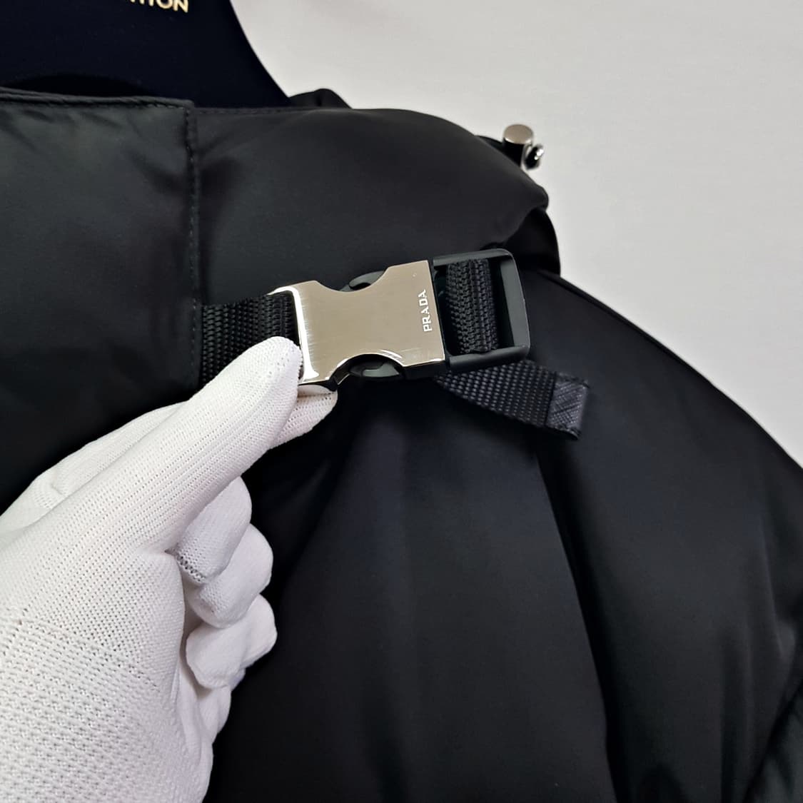 프라다 리나일론 삼각로고 버클 후드 다운 패딩 29Y966 상품이미지3