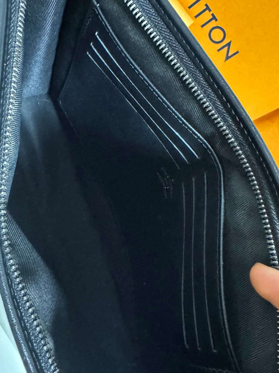 [당일배송/새상품급] 루이비통 포쉐트 보야주 MM 블랙 클러치백 상품이미지6