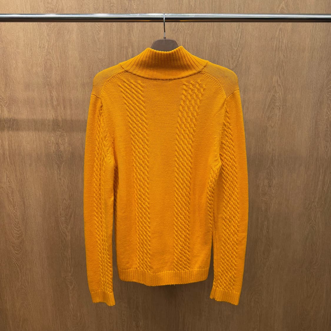 띠어리 하이넥 울 케이블 니트 하프 집업 여밈 디테일 레귤러핏 오렌지 상품이미지3
